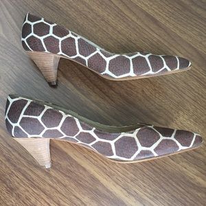 Giraffe print kitten heel shoe sz 8